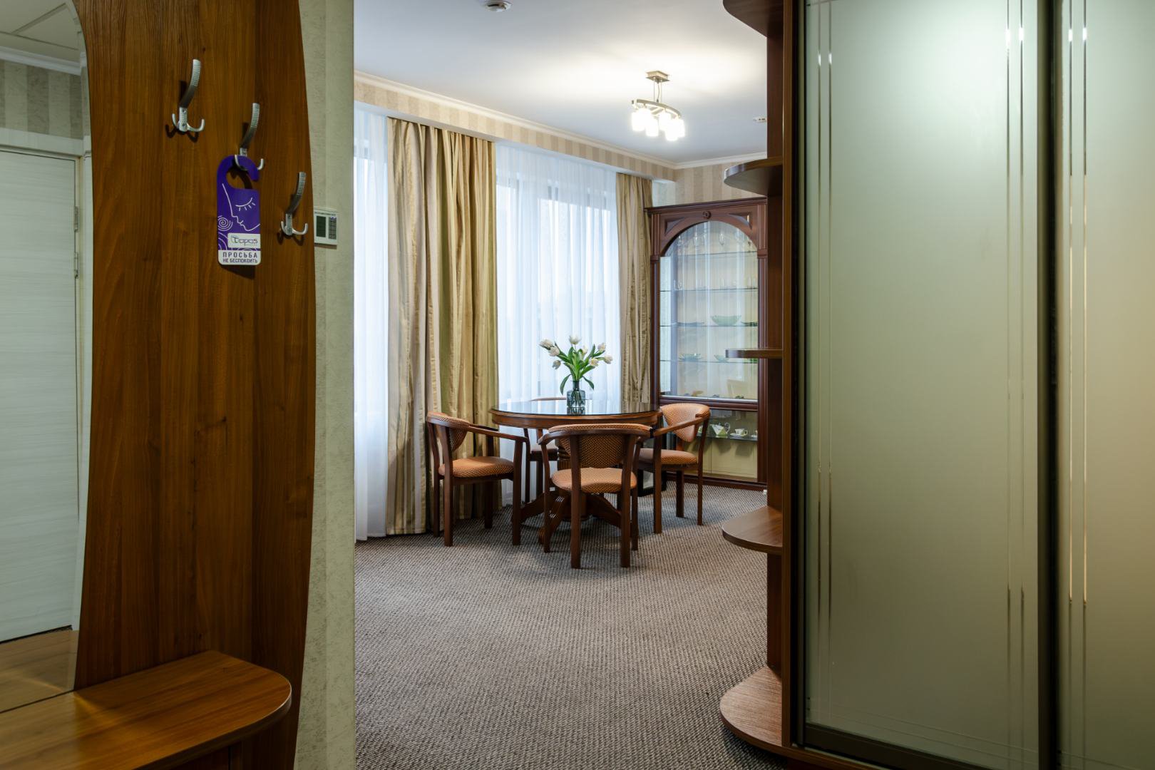 №901 гостиная из прихожей.jpg